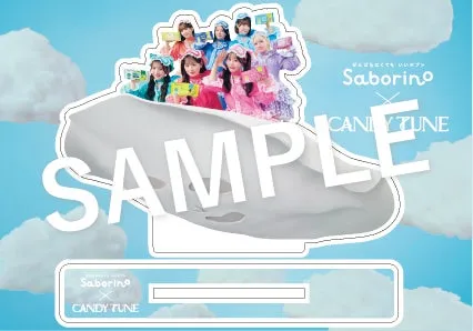 SaborinoとCANDY TUNEのコラボレーションをイメージした画像です。可愛らしい女性アイドルグループが商品を持ってポーズをとっています。