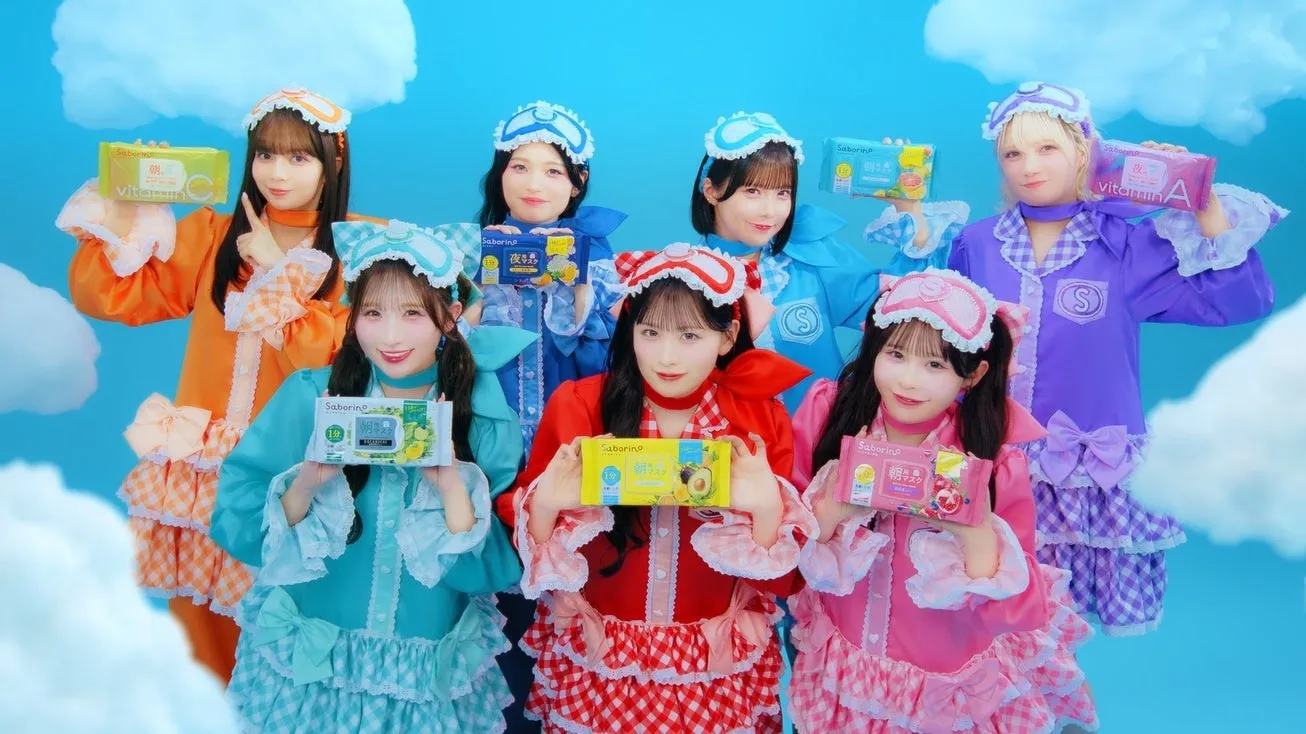 7人の女性がパジャマを着て、Saborinoのマスクパックを持っています。