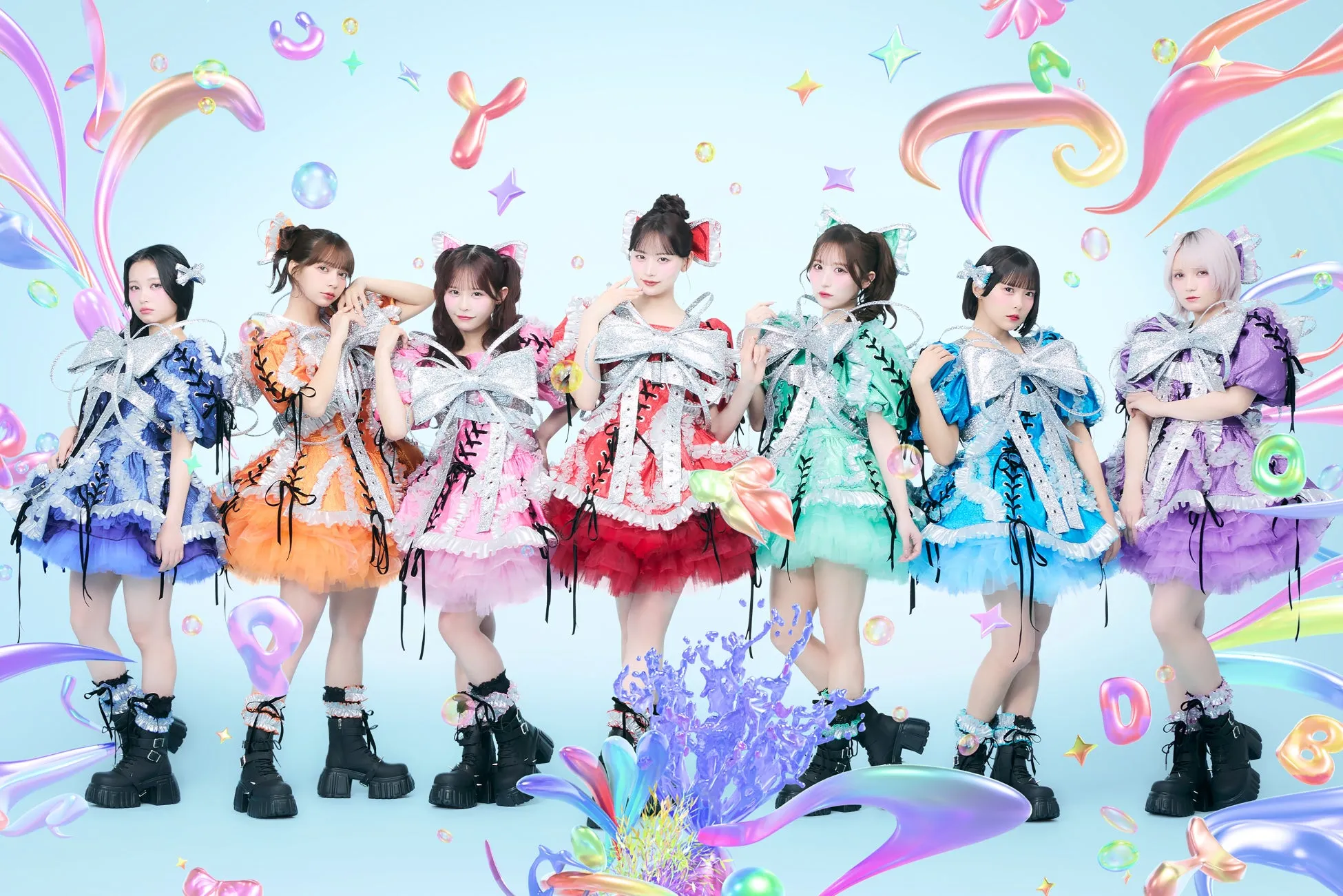 7人の女性アイドルグループが、カラフルな衣装を着てポーズをとっている写真。
