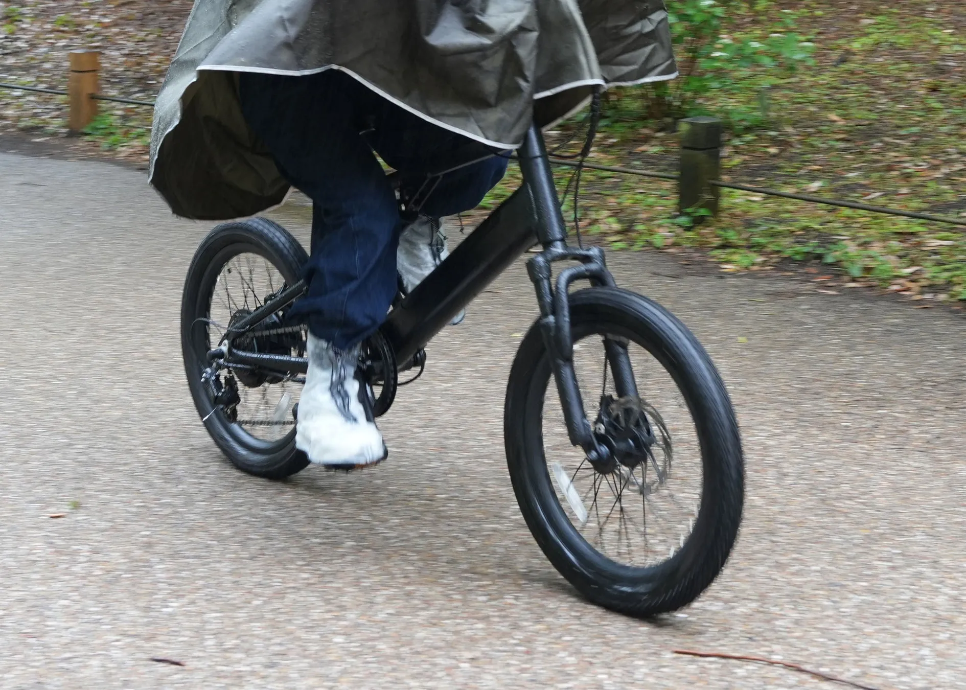 自転車に乗る際のA/D2 シューズレインカバー着用例