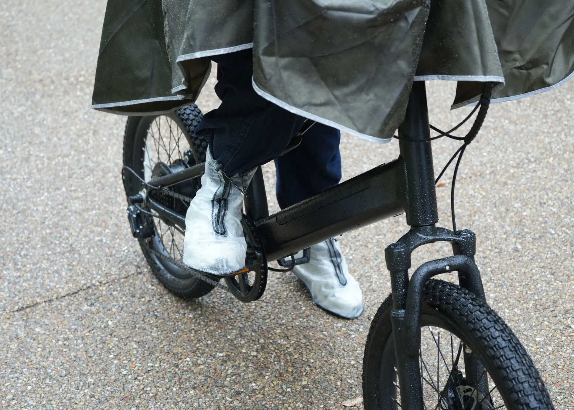 雨の中の自転車乗車例