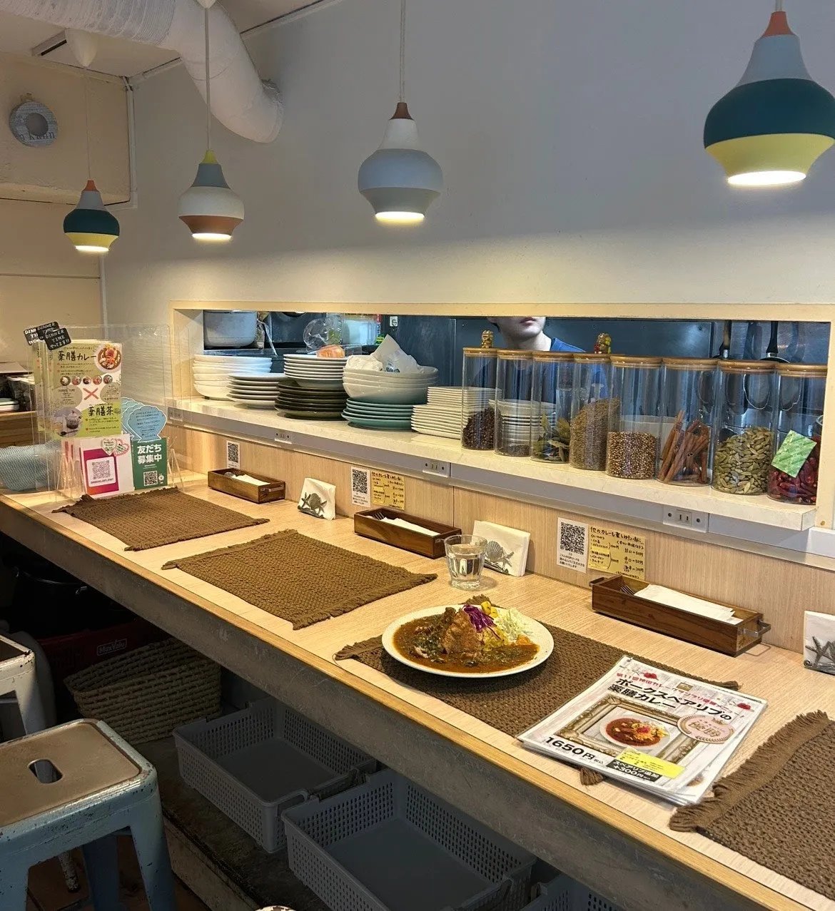 Cafe&Dining jimbochoのロゴと店内イメージ