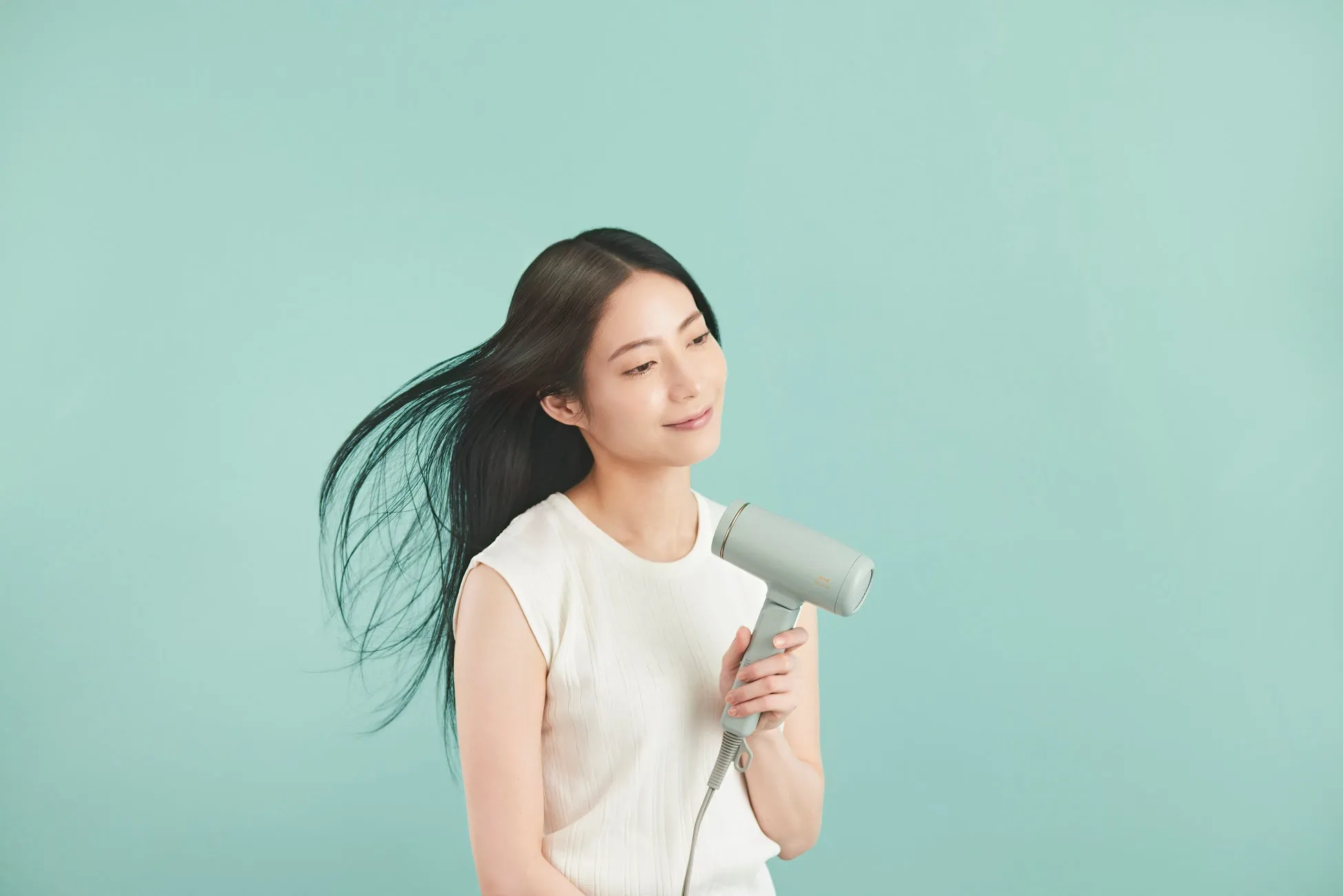 Suicaのペンギン×BRUNO コンパクトヘアドライヤー 使用イメージ