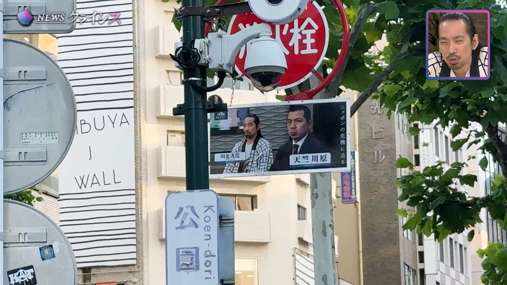 東京の街中にある消火栓に貼られた「NEWSクライシス」のQRコード付き広告