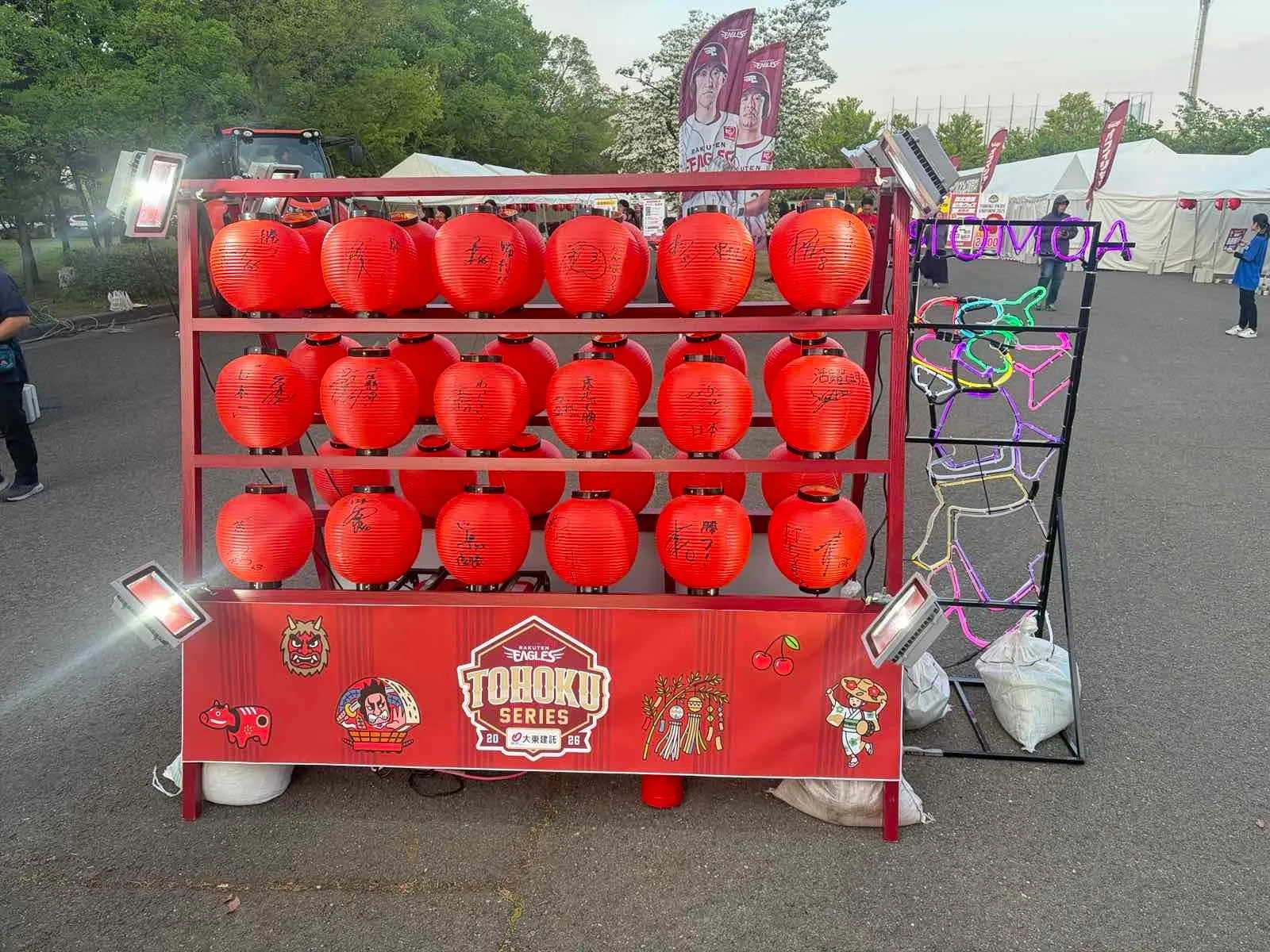 お祭りテーマの提灯ゲート
