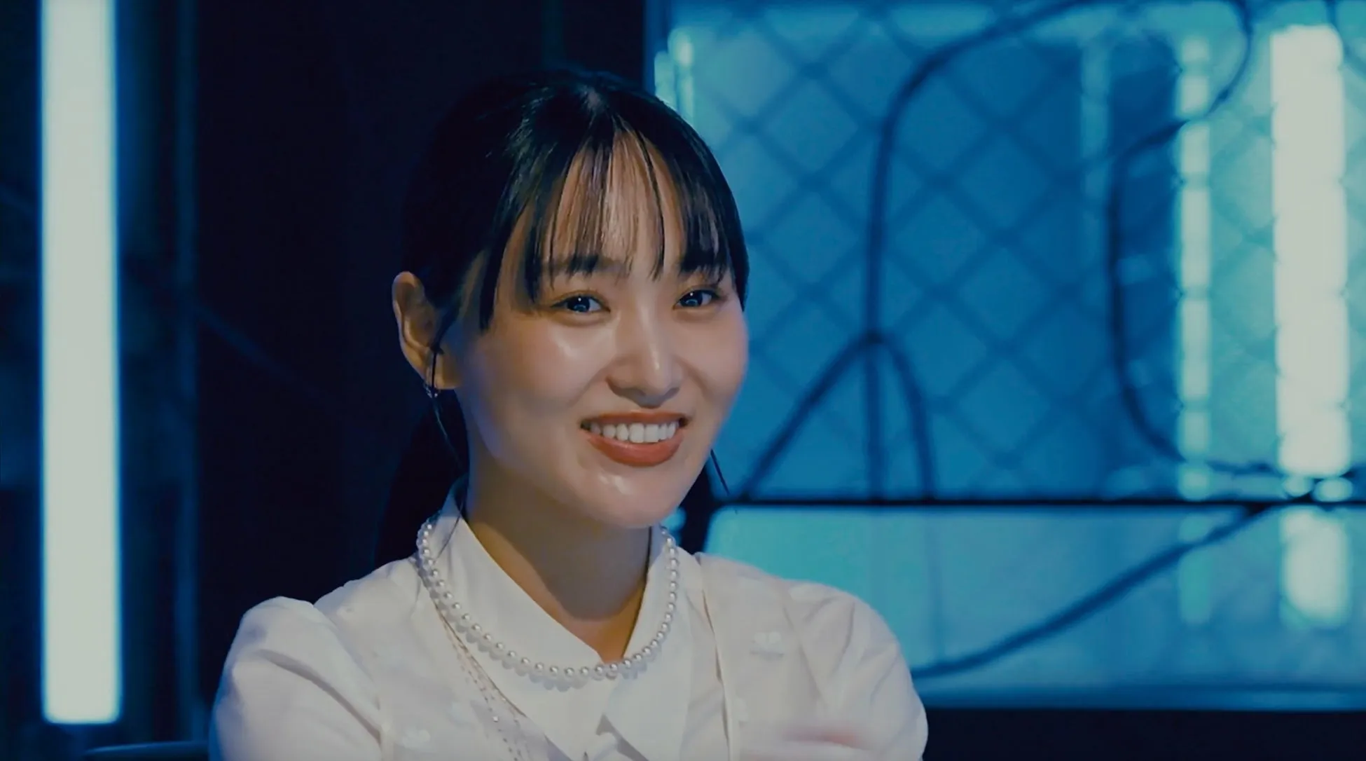 菅井友香さんが母親の不思議な体質について話している様子