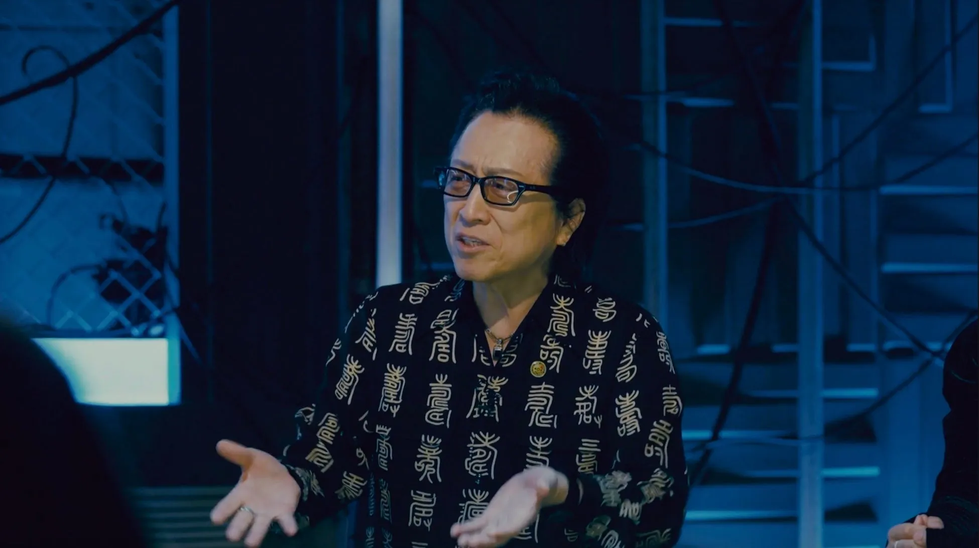 高橋ジョージさんが自身のUFO目撃体験を語っている様子