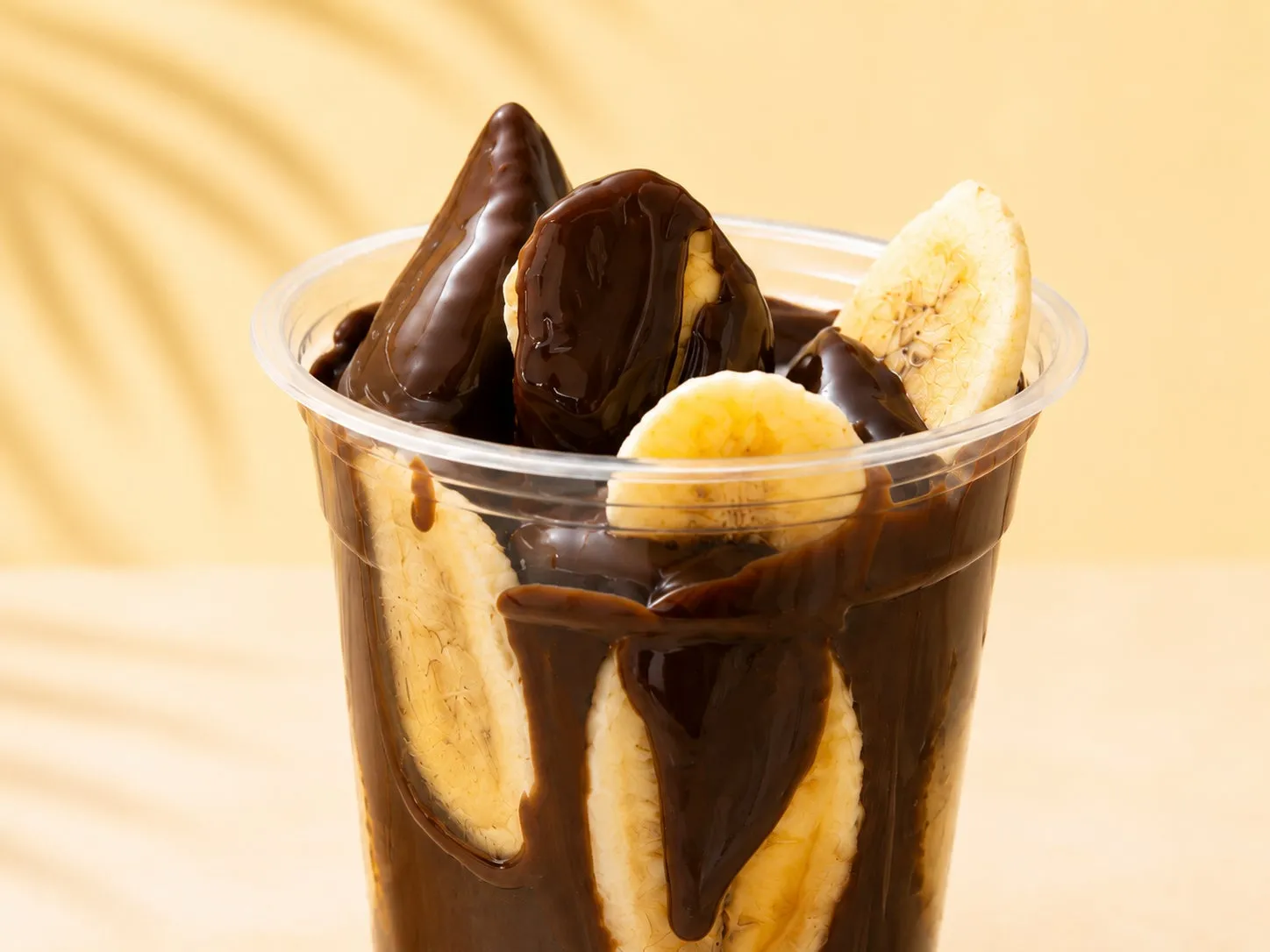 カップに入ったチョコバナナのアップ
