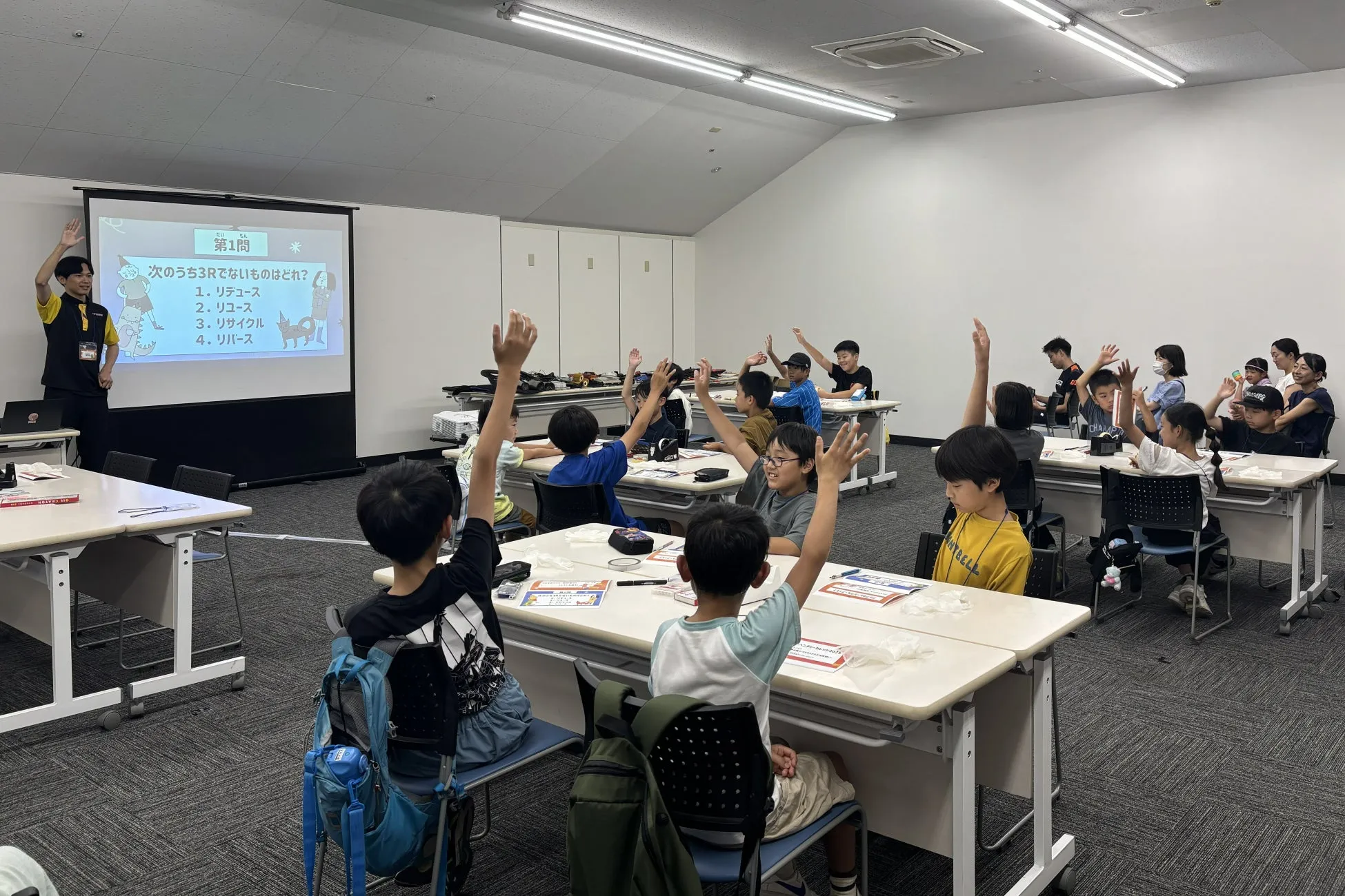 レーシングカーと子どもたち
