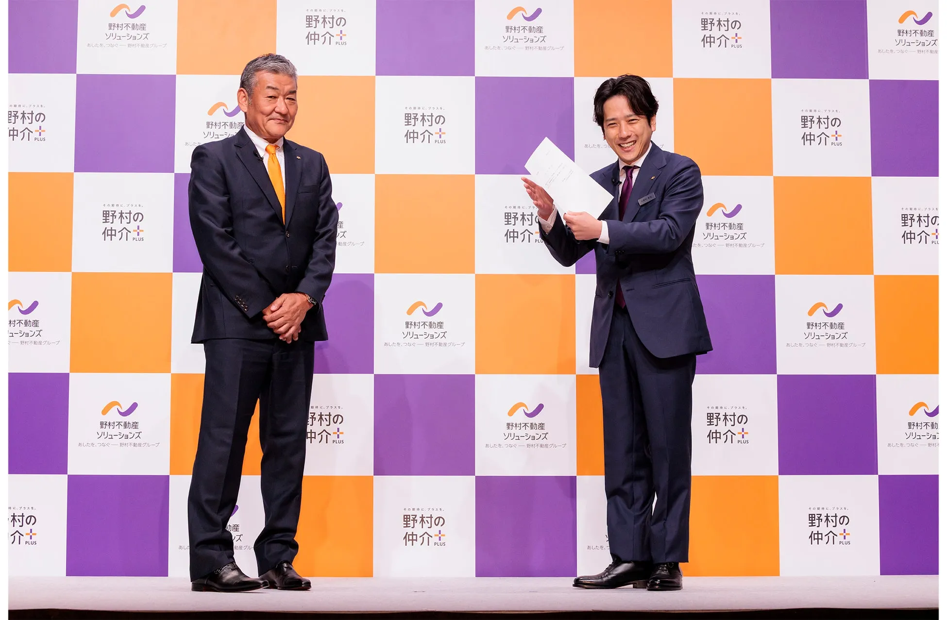 記者発表会で辞令を交付される二宮和也さん