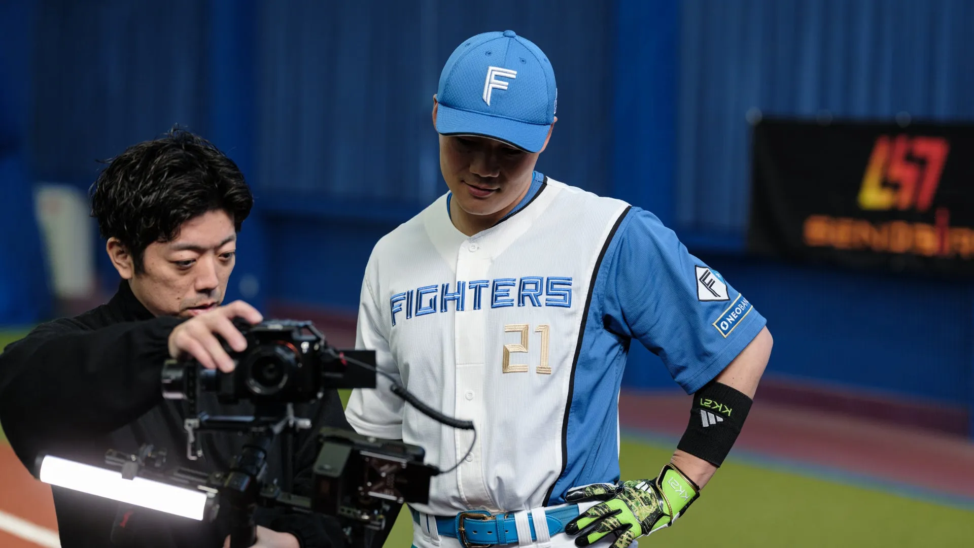 モニター確認をする清宮選手