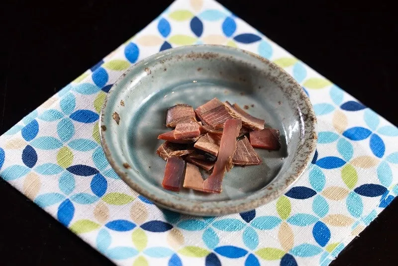 犬がワンコ蕎麦を食べる様子