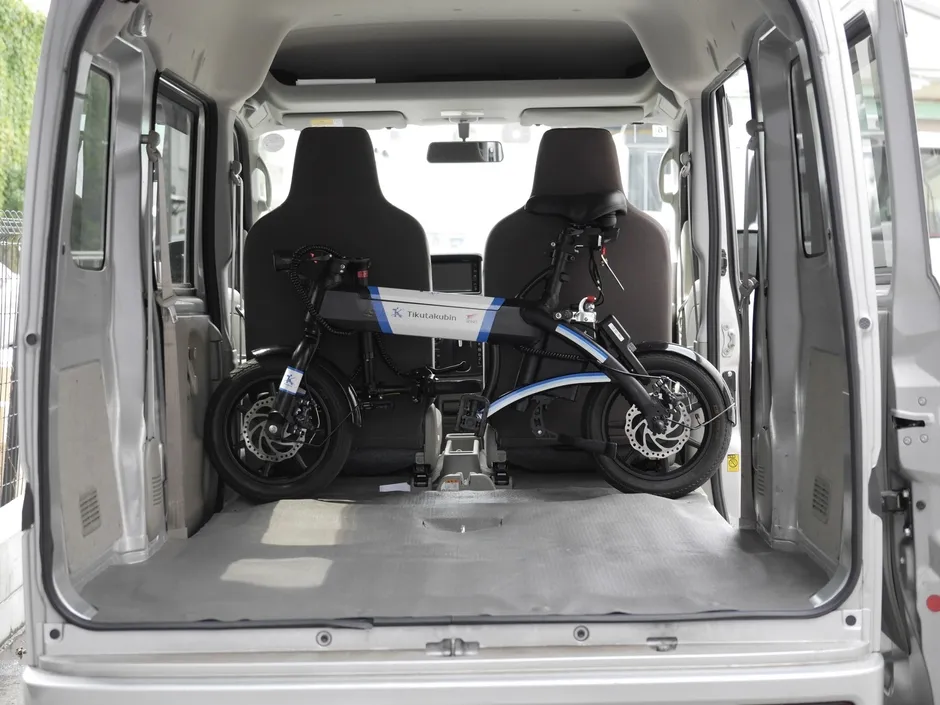 配送員が電動サイクルを運転する様子