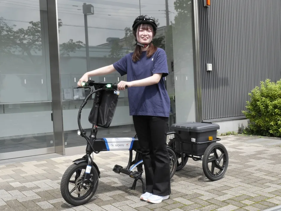 軽自動車に電動サイクルを積載する様子