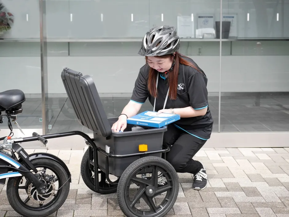 配送員が電動サイクルを運転する様子