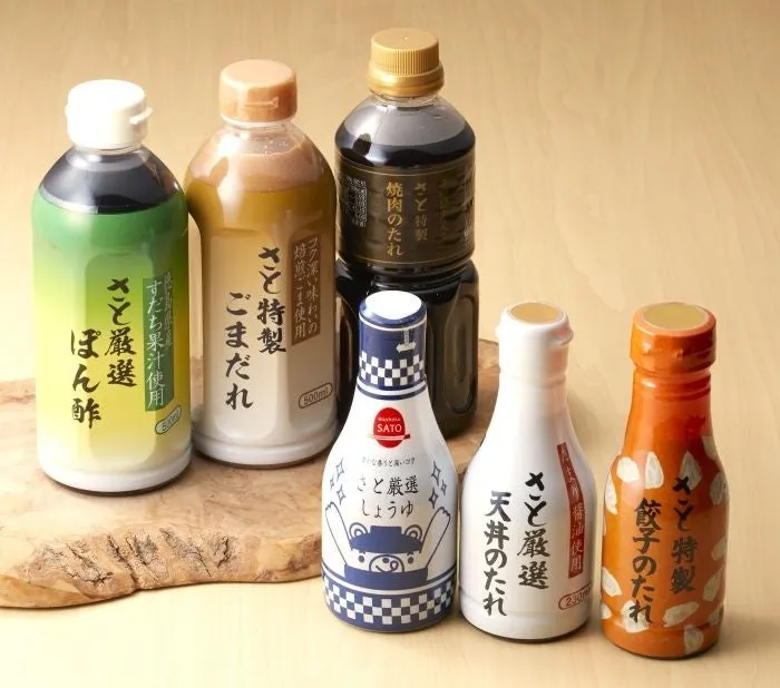 お中元コース・ギフトパックコースにてご用意している調味料は和食さとオリジナル。