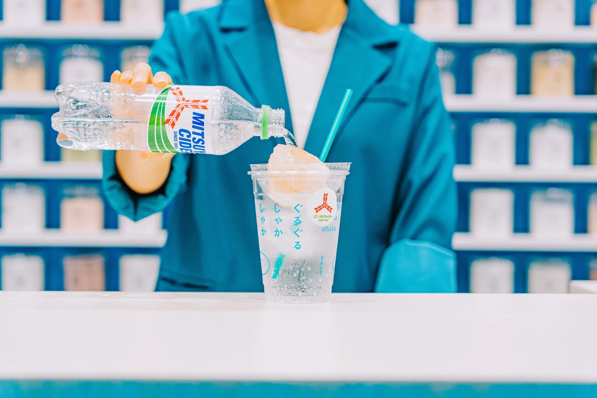 三ツ矢サイダーを岩塩にかける様子