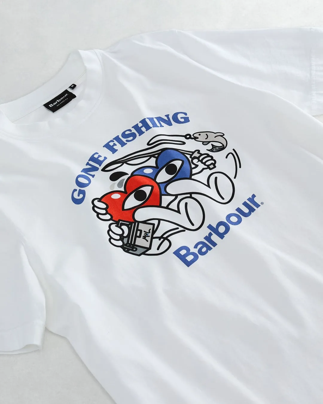 別デザインのコラボTシャツを着用したモデル