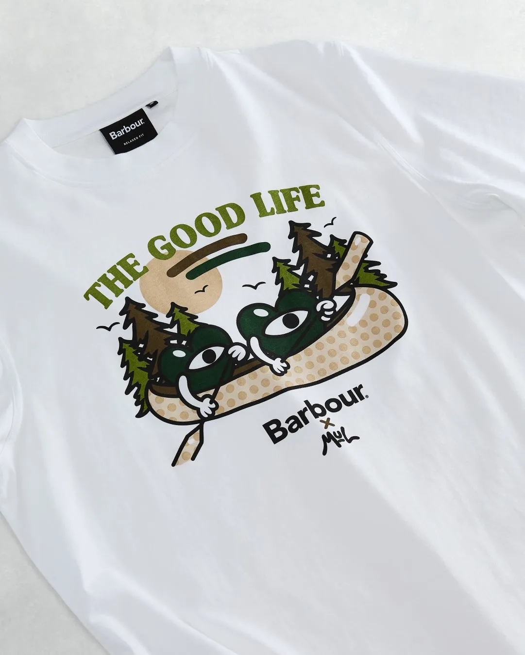 コラボTシャツを着用したモデル