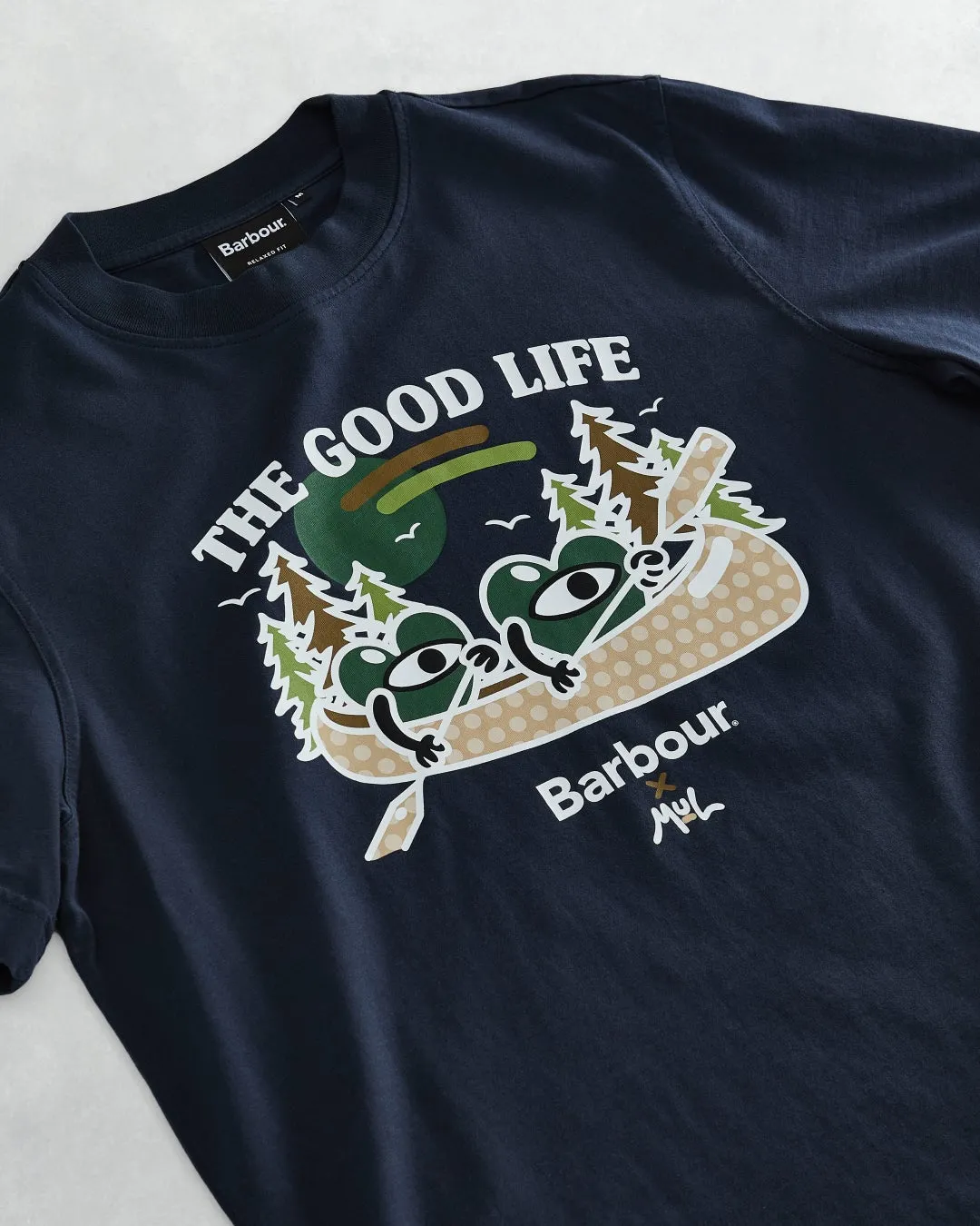 Tシャツの胸元とバックプリントのクローズアップ