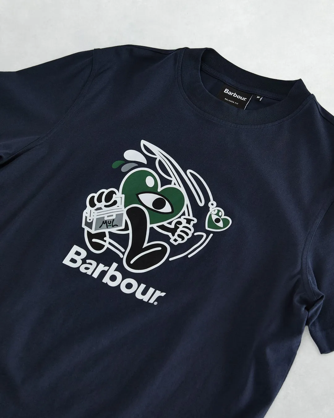 複数のコラボTシャツが並べられた様子