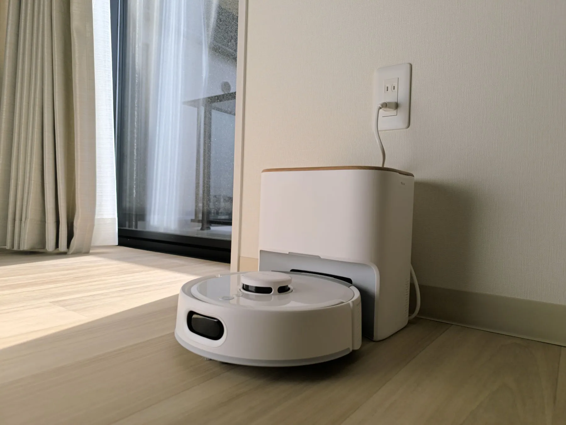SwitchBotロボット掃除機K11+が狭いスペースを清掃する様子