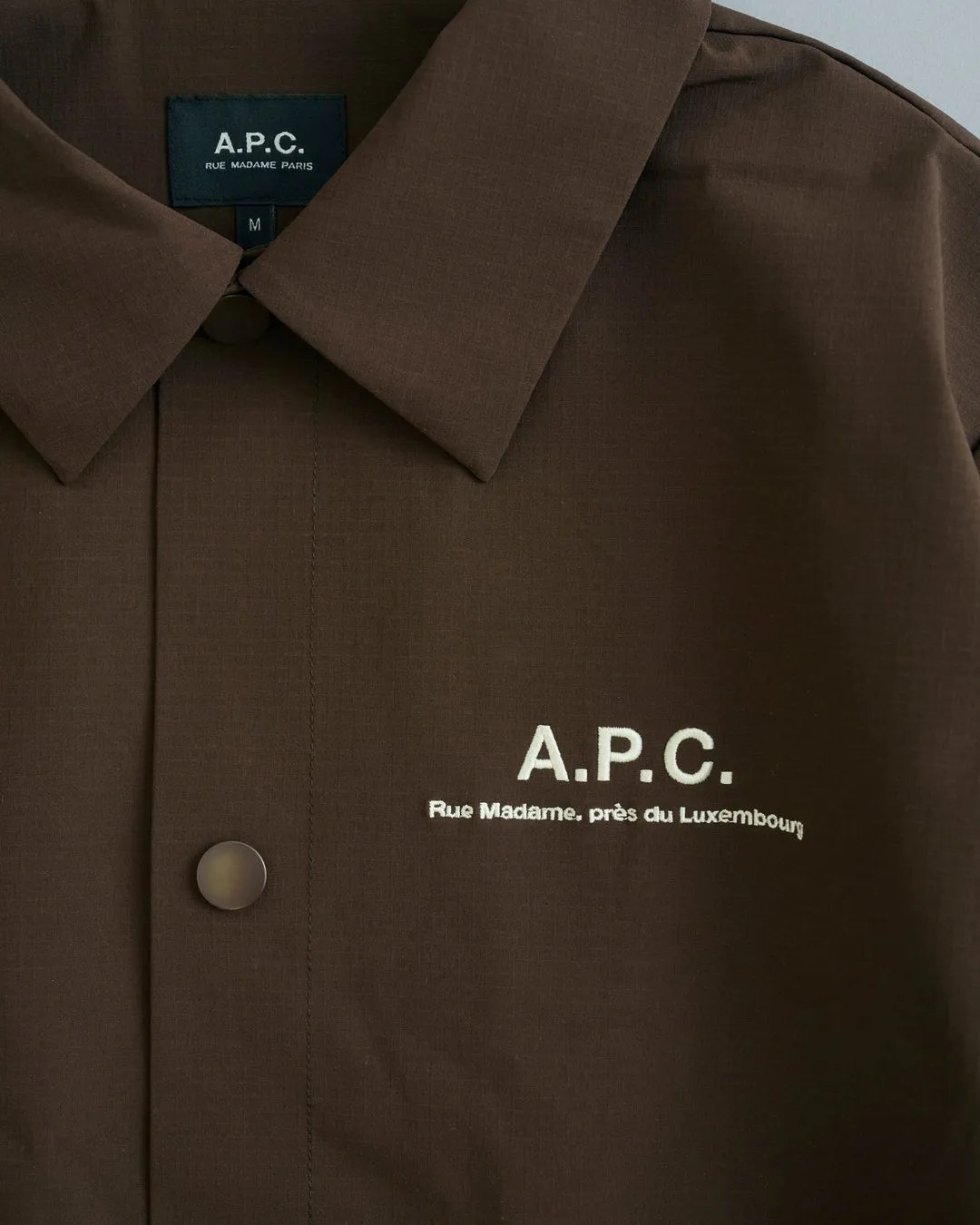 A.P.C. RAYMONDブルゾン（ブラウン）を着用したモデル