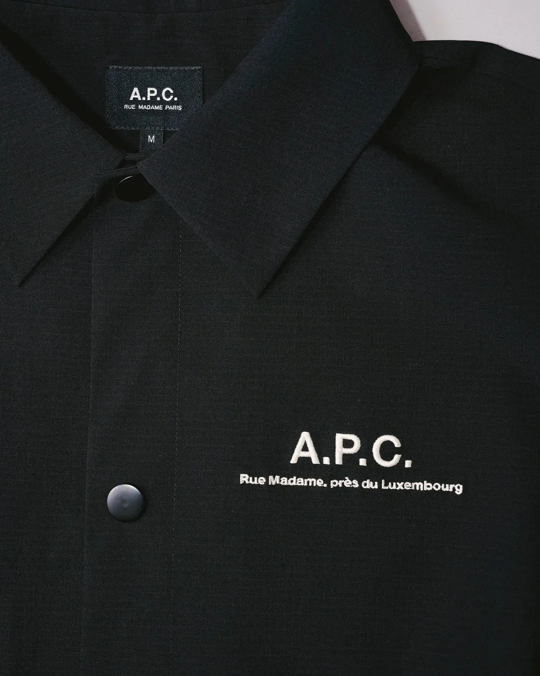 A.P.C. RAYMONDブルゾン（ブラック）を着用したモデルのアップ