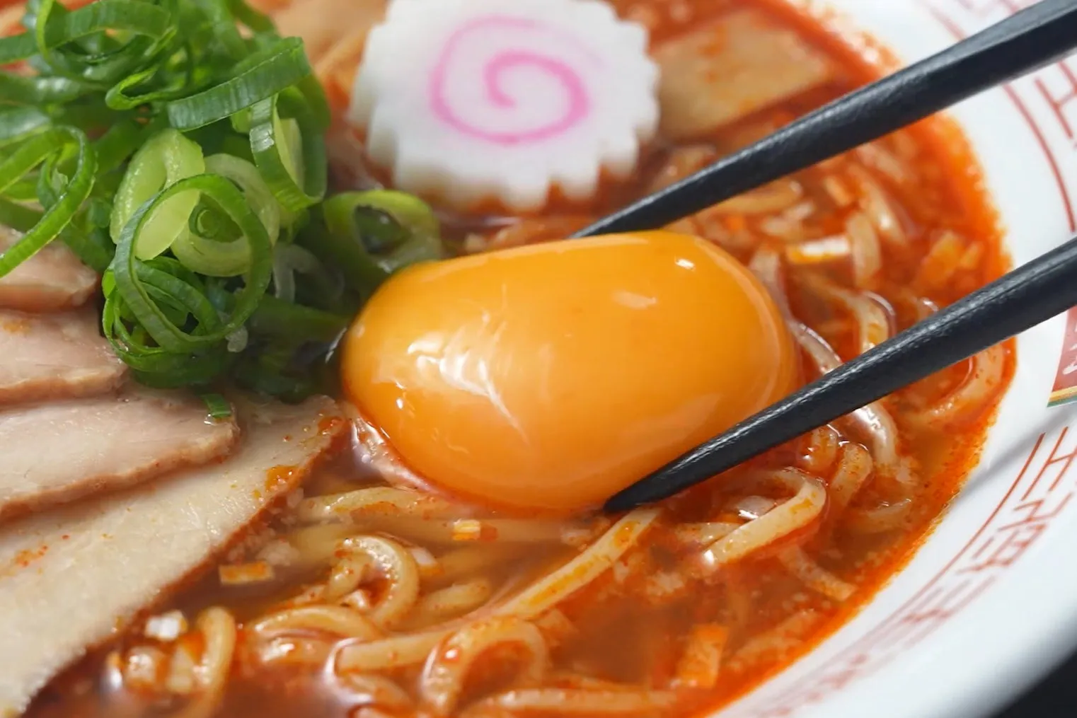 生卵とナチュラルチーズのトッピングイメージ