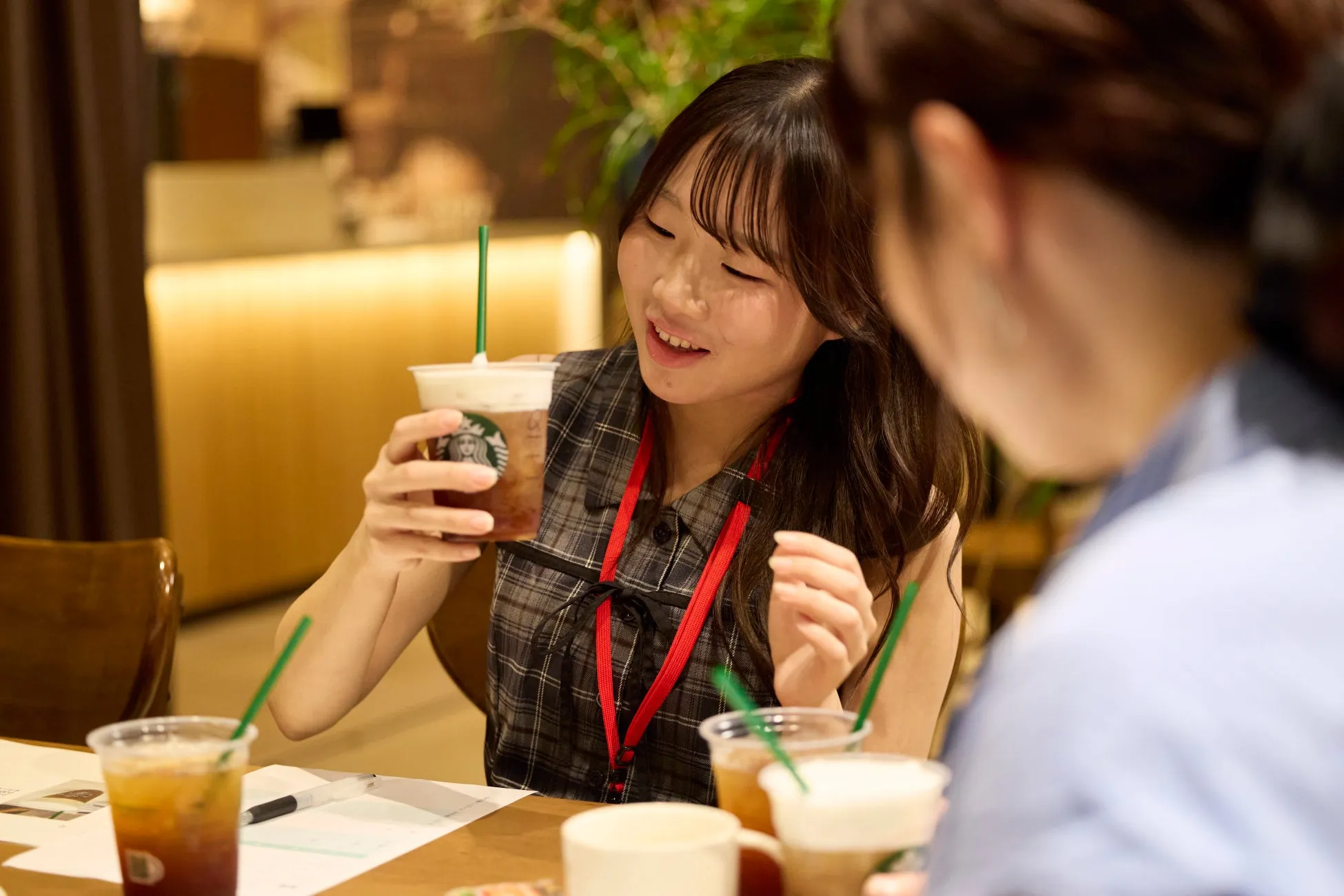 試飲中の若者たち