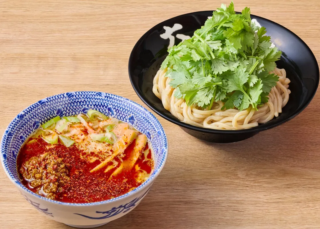山盛りパクチーと麻辣つけダレ