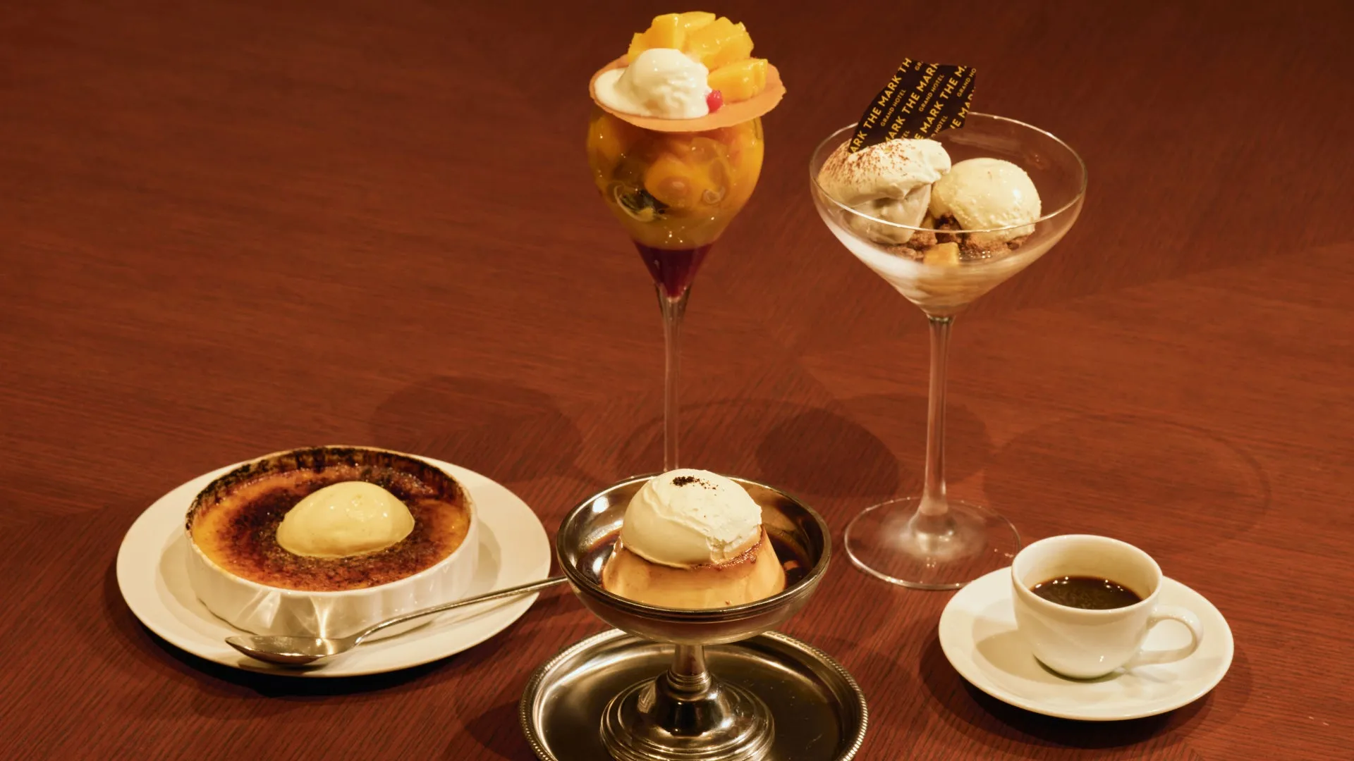 sereno NIGHT CAFEのテーブルとドリンク