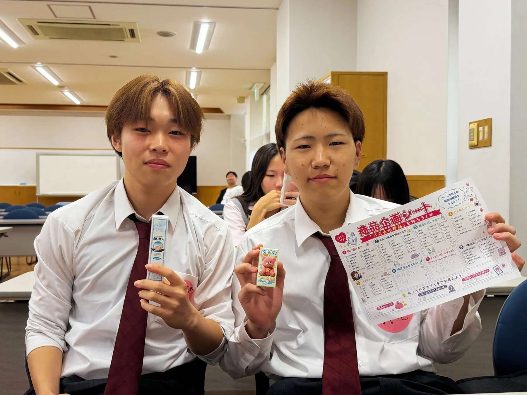 熱心に聞き入る生徒たち