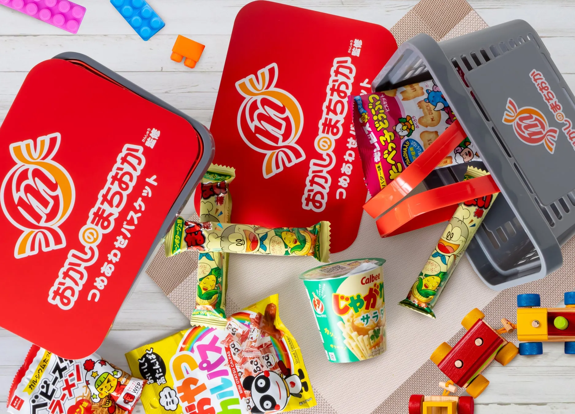 お菓子が詰まったおかしのまちおかバスケット