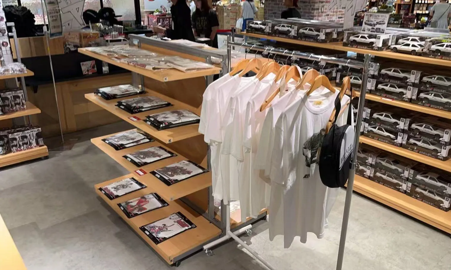 ポップアップストア店内の様子、商品が並んでいる