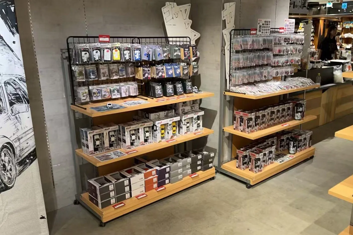 マウスなどのグッズが並べられた陳列棚