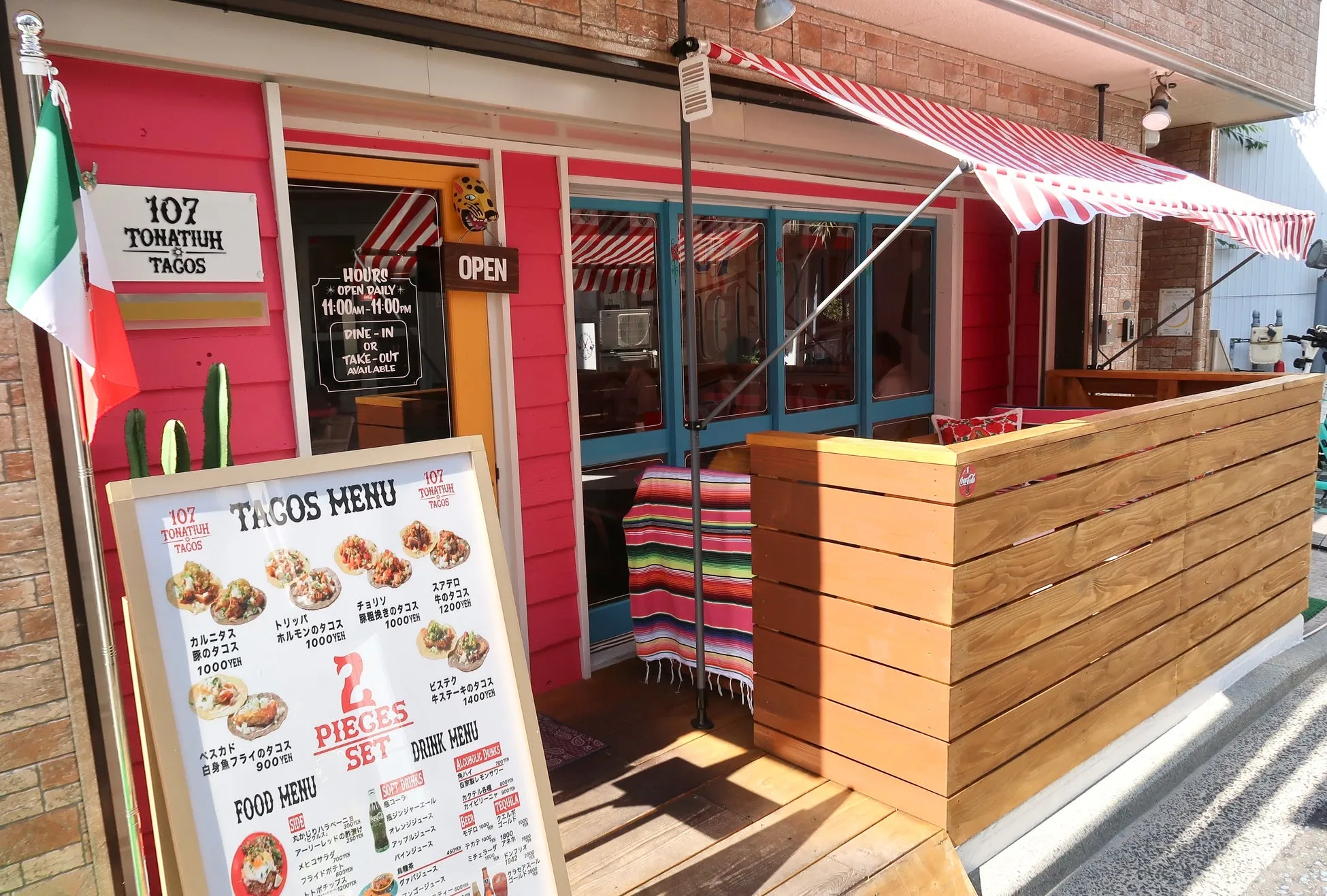 店頭に並ぶタコスと賑わう様子
