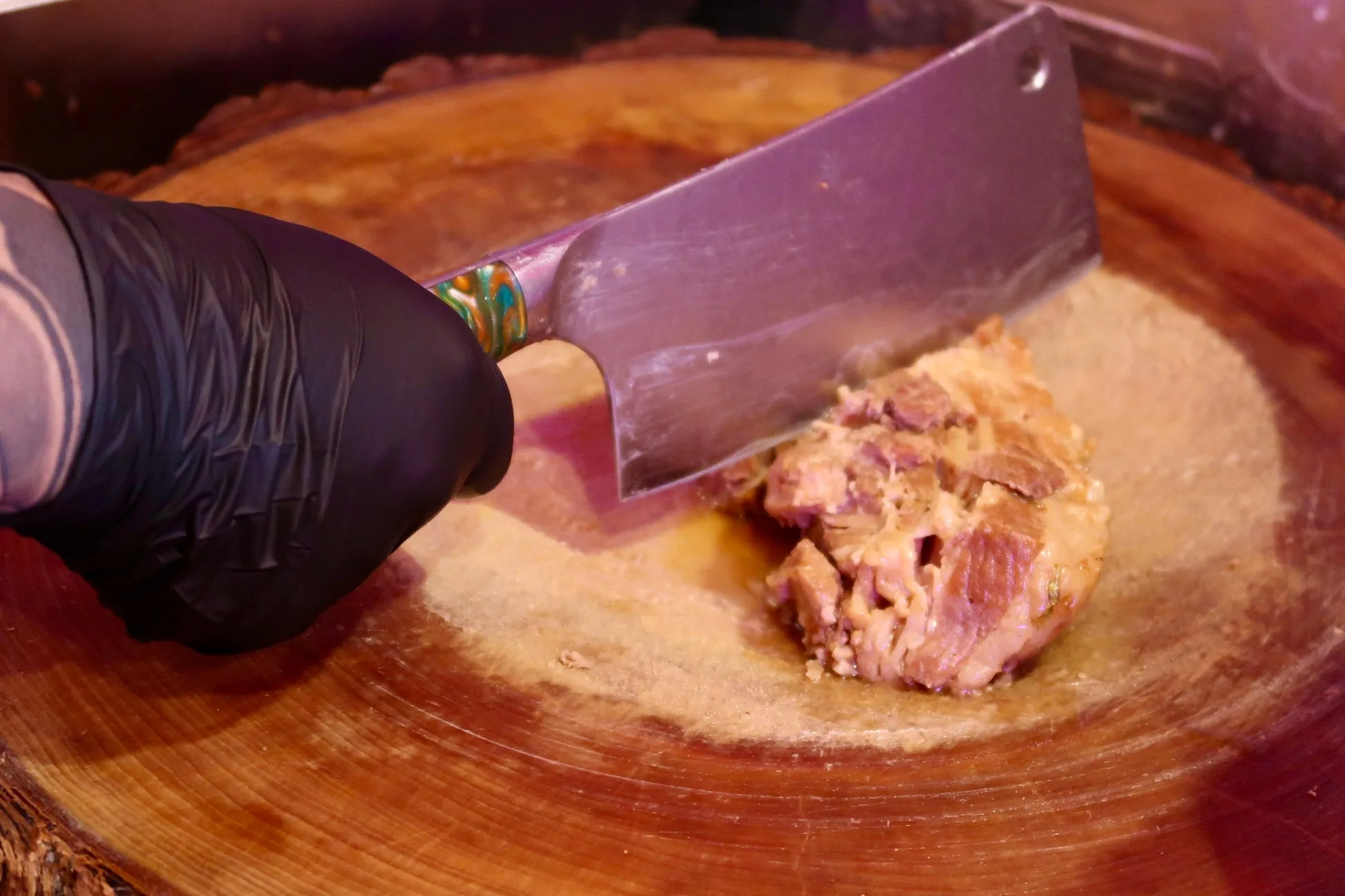 専用の包丁で肉を切り分ける様子