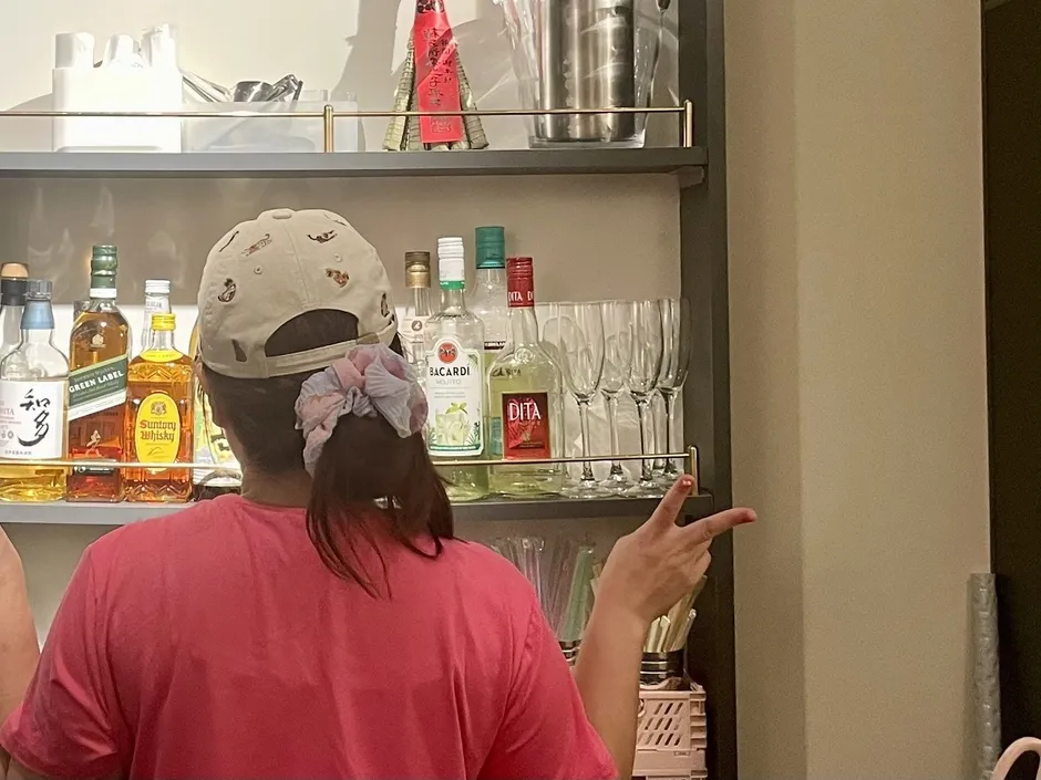 カウンターで料理とお酒を楽しむ様子