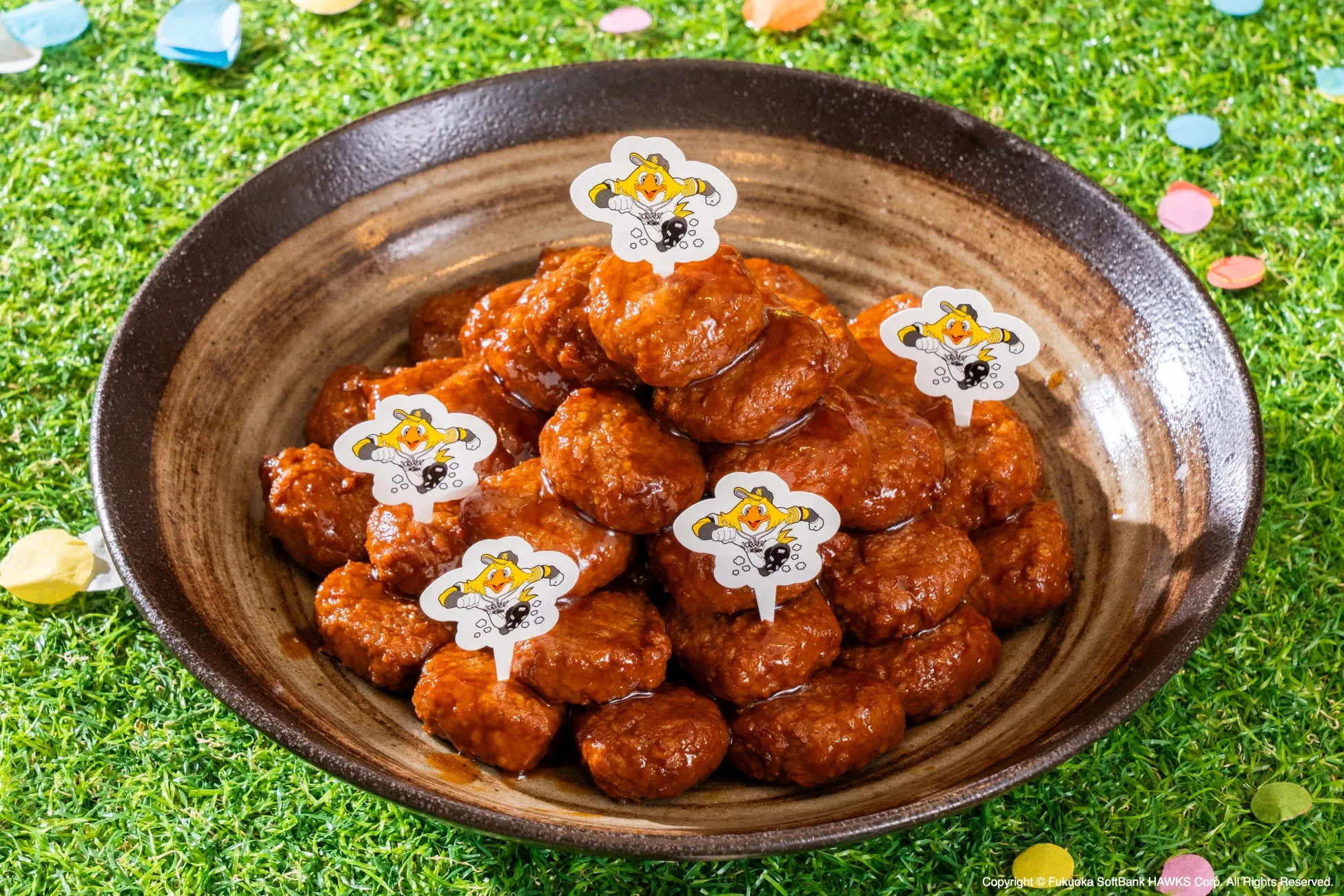 ホークスロゴ入り海苔のおにぎりとハリーホークのピックが可愛いミニハンバーグ