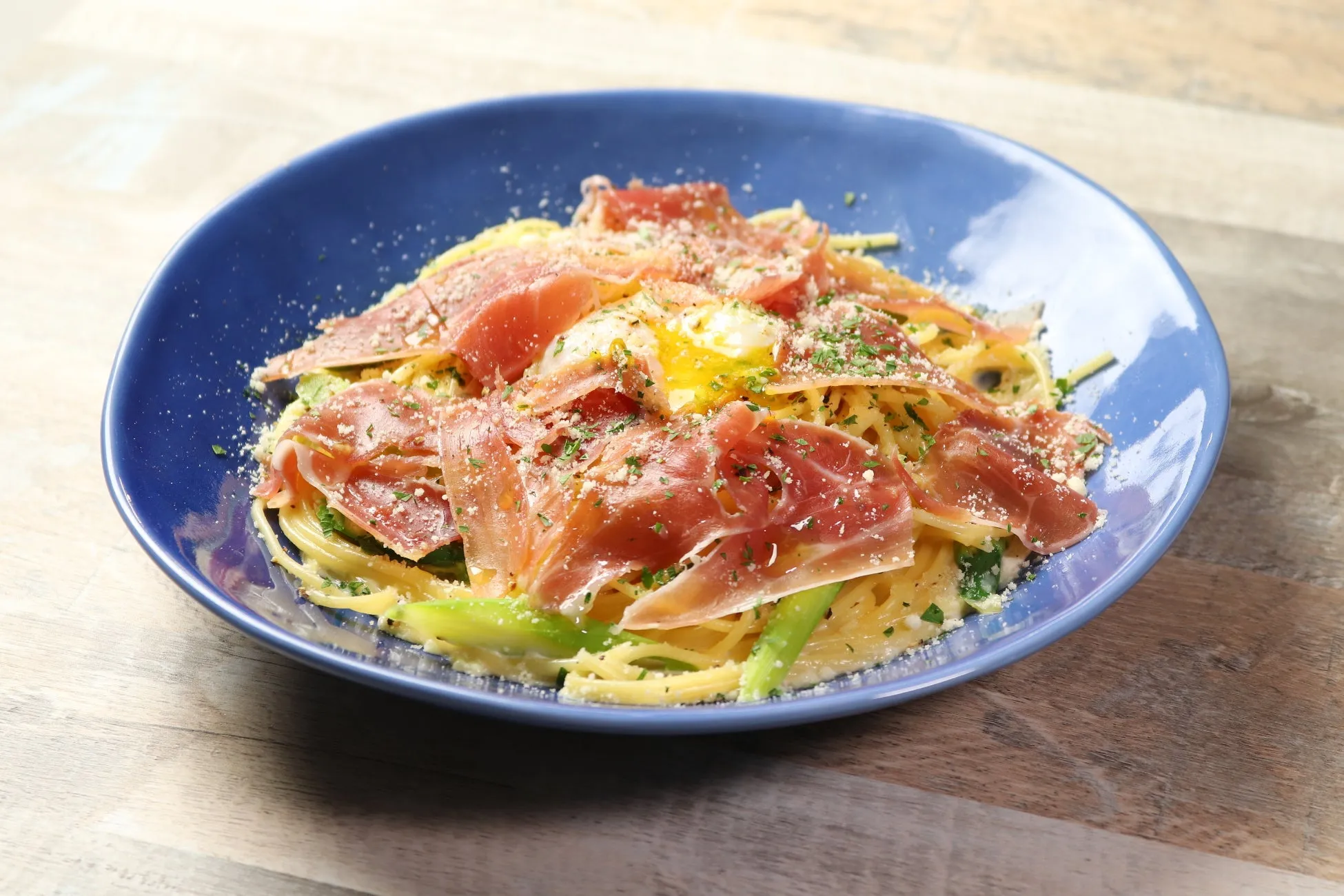 とろ～り温玉のせ生ハムとアスパラのクリームパスタ