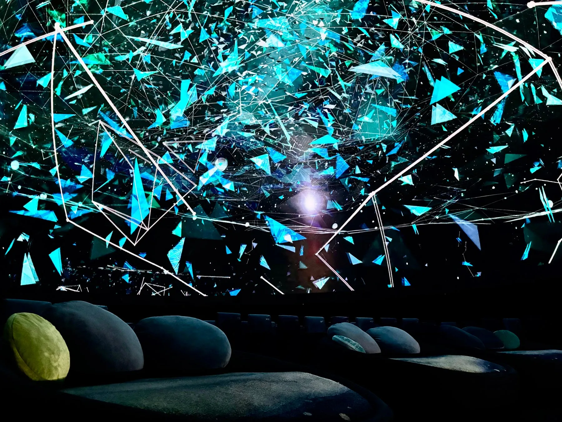 LEDドーム内部の様子と映し出される映像