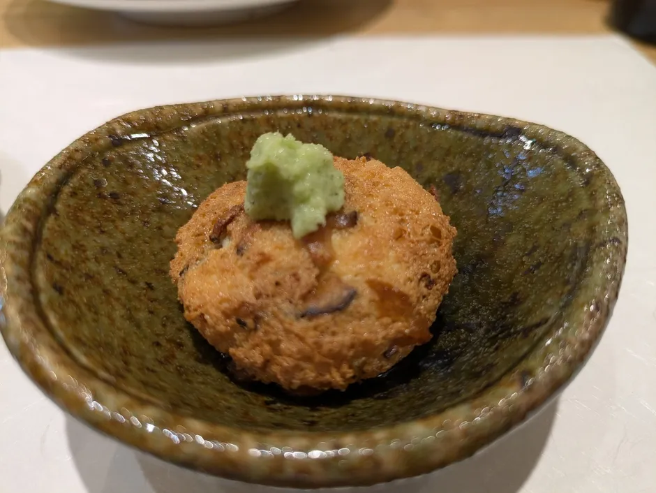 カウンターで揚がる天ぷら
