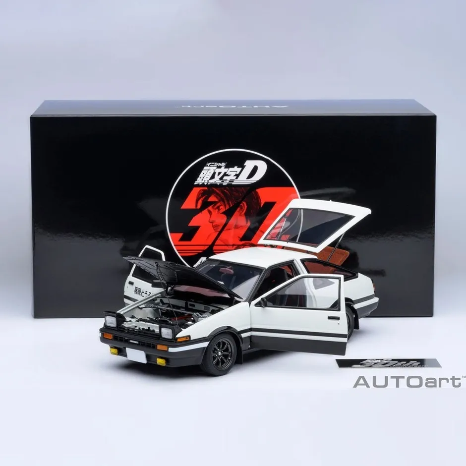 AE86モデルのエンジンルームが開いている写真