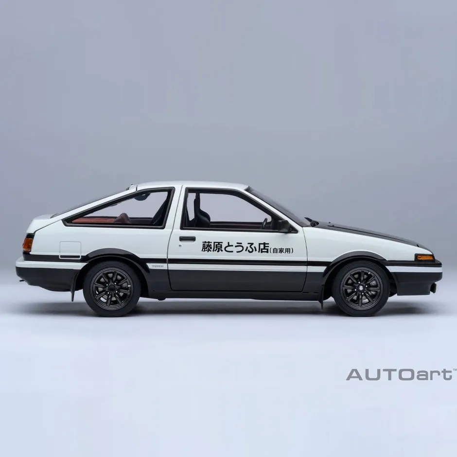 AE86モデルの室内、ハンドルとメーター部分