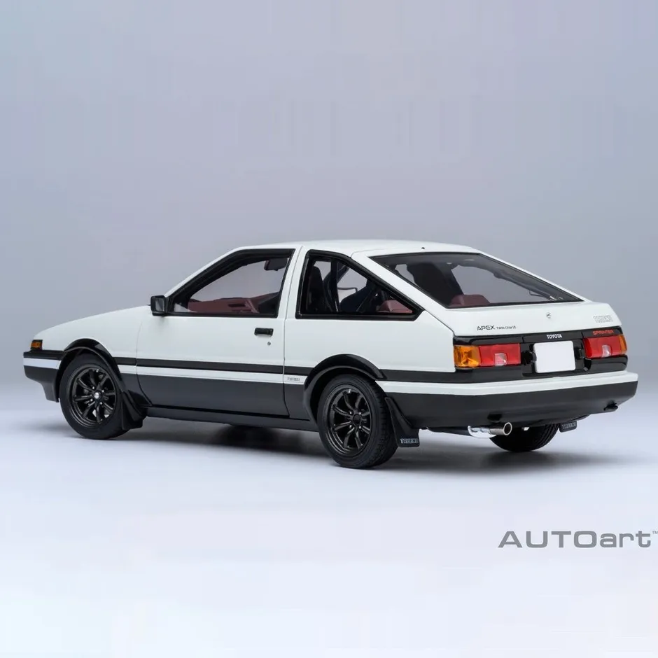 AE86モデルのリトラクタブルヘッドライトが開いている写真