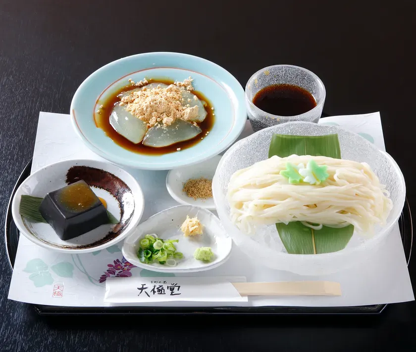 飛鳥彩瑠璃の丘天極堂テラス 冷やし葛うどん葛もちセット