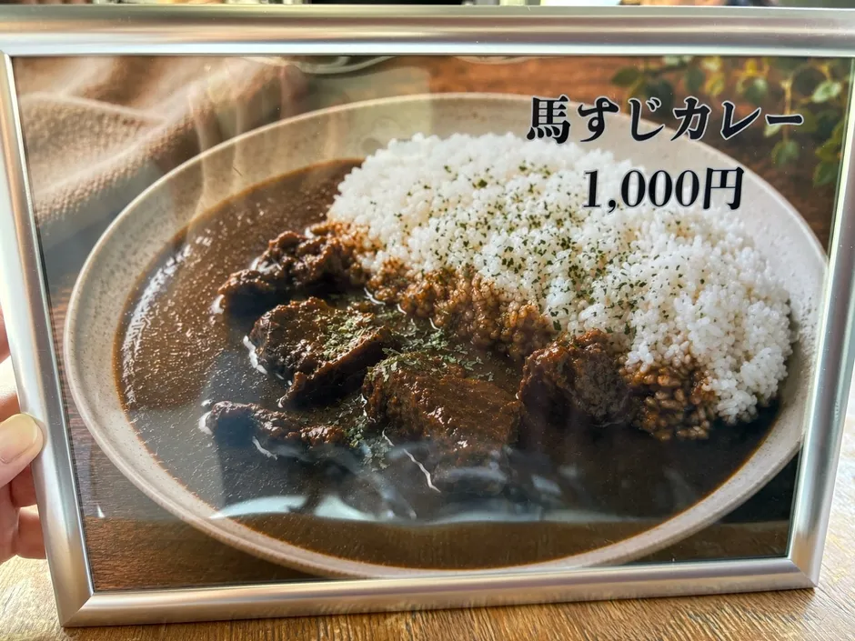 煮込まれる馬すじらしき具材