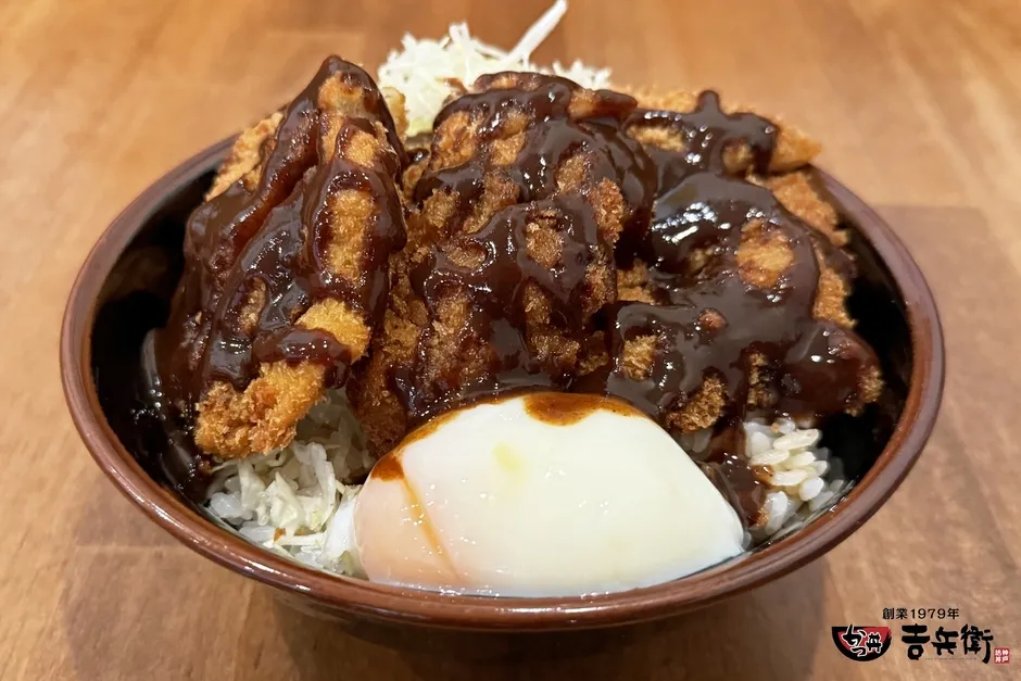 【9月限定】一度食べたら沼る!「神戸どろからソースかつ丼」の旨辛中毒性に迫る