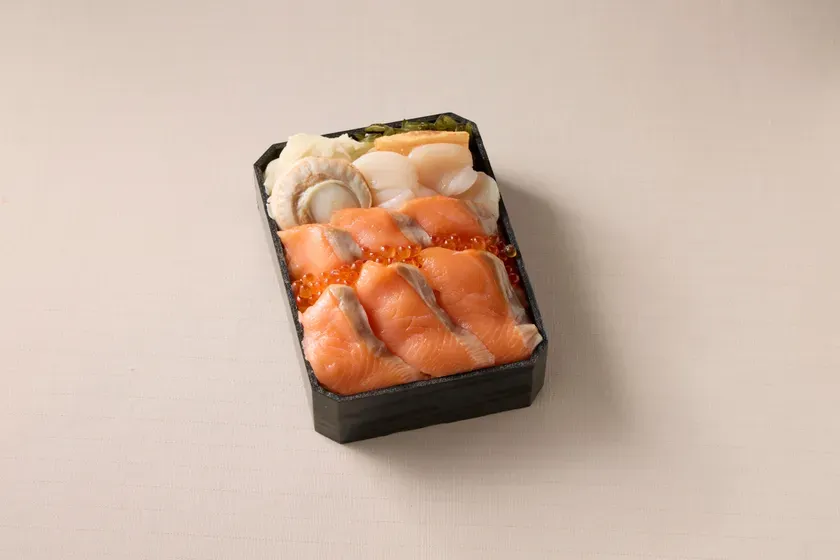 時鮭道産づくし弁当と雲丹北海宝箱弁当